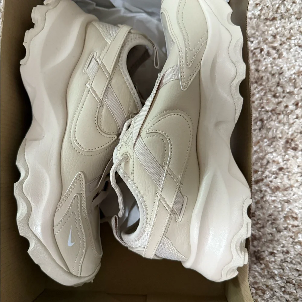 NWB Nike TC 7900 Sandrift/Sail - Picture 2 of 6